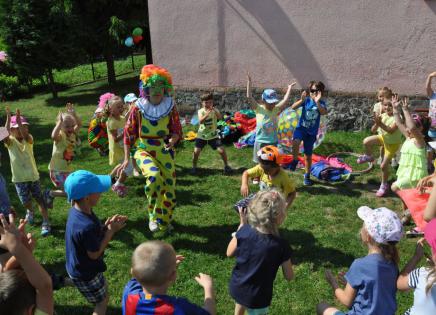 Wesoła zabawa przedszkolaków w Bukowcu