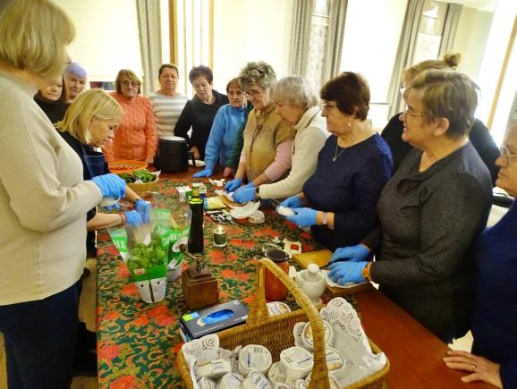 Było naprawdę smacznie. Warsztaty kulinarne w klubie seniora w Bukowcu