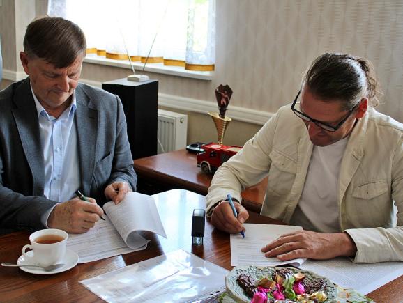 Asfalt pojawi się na kolejnych drogach w gminie Bukowiec. Właśnie podpisano umowę z wykonawcą.