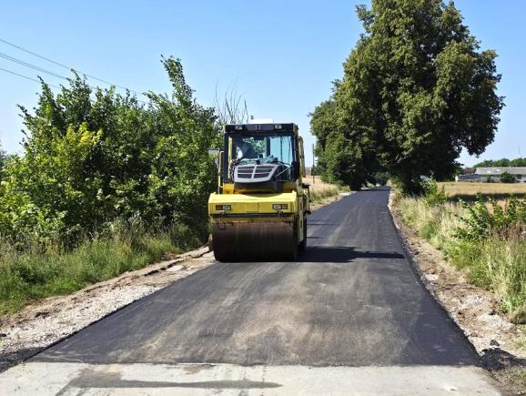 Plac budowy na drogach w gminie Bukowiec. Kilka odcinków w przebudowie