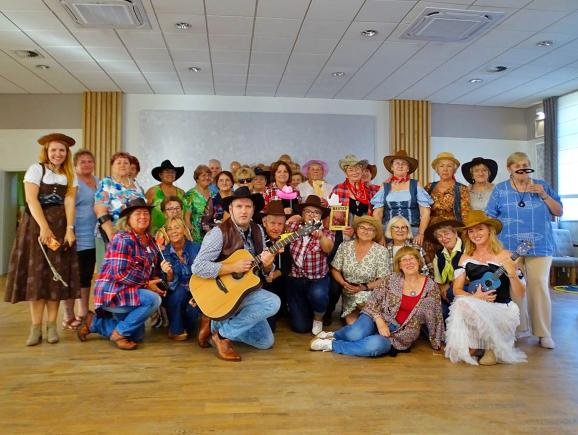 Seniorzy z Bukowca pożegnali lato. I to w westernowym stylu