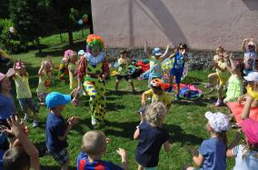 Wesoła zabawa przedszkolaków w Bukowcu