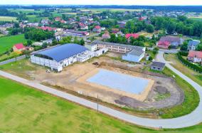 Budowa kompleksu sportowego przy szkole podstawowej w Bukowcu z zagospodarowaniem terenu i instalacją fotowoltaiczną.