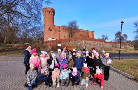 Dzieci z biblioteki w Bukowcu na tle zamku w Świeciu