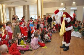 Mikołajki i kiermasz bożonarodzeniowy. Święta coraz bliżej
