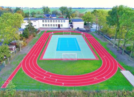 Boisko ze sztuczną nawierzchnią i bieżnia lekkoatletyczna przy szkole w Różannie