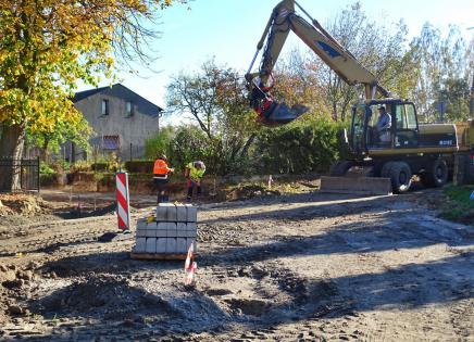 Trwają roboty drogowe przy ulicy ks. Wedrowskiego w Przysiersku