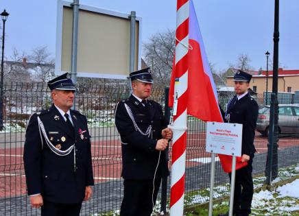 Uroczyste podniesienie flagi państwowej przed budynkiem przedszkola w Bukowcu