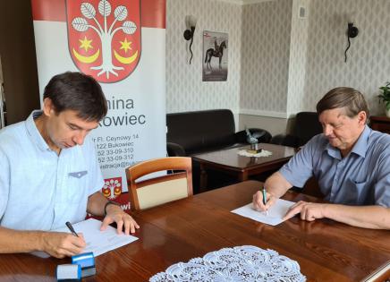 Podpisanie umowy na projekt ścieżki w urzędzie gminy w Bukowcu