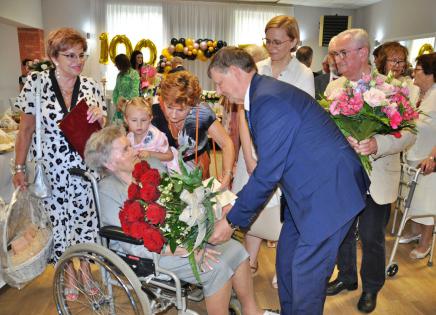 Wójt Gminy Bukowiec wręcza kwiaty jubilatce