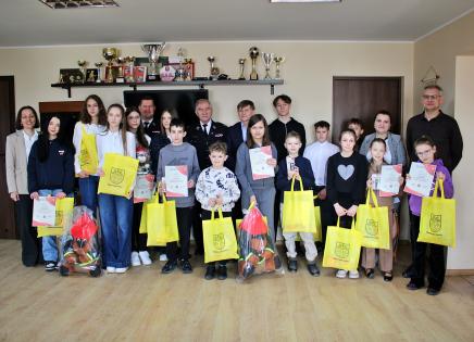 Uczestnicy turnieju wiedzy pożarniczej.