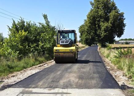 Plac budowy na drogach w gminie Bukowiec. Kilka odcinków w przebudowie