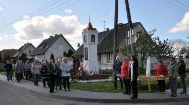 W rocznicę objawień parafia Polskie Łąki przez cała dobę czuwała przy Figurze Matki Bożej Fatimskiej - Parafia Polskie Łąki 2017