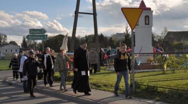 W rocznicę objawień parafia Polskie Łąki przez cała dobę czuwała przy Figurze Matki Bożej Fatimskiej - Parafia Polskie Łąki 2017