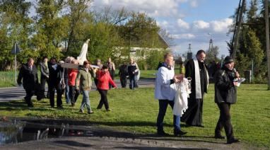 W rocznicę objawień parafia Polskie Łąki przez cała dobę czuwała przy Figurze Matki Bożej Fatimskiej - Parafia Polskie Łąki 2017