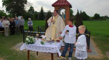 Pobłogosławienie nowej figury w przydrożnej kapliczce - Parafia Polskie Łąki 2011