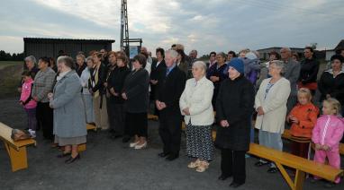 Poświęcenie krzyża w Stążkach - Parafia Polskie Łąki