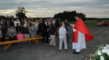 Poświęcenie krzyża w Stążkach - Parafia Polskie Łąki