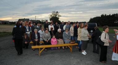 Poświęcenie krzyża w Stążkach - Parafia Polskie Łąki