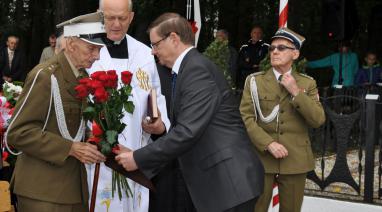 Podziękowanie i kwiaty na ręce por. Stefana Goślińskiego od wójta gminy Bukowiec Adama Licznerskiego 