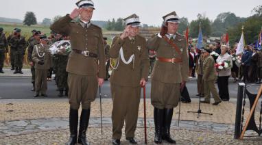 Porucznik Stefan Gośliński podczas składania kwiatów pod pomnikiem oddaje poległym kolegom z 16. PUW