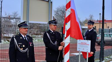 Uroczyste podniesienie flagi państwowej przed budynkiem przedszkola w Bukowcu 2022
