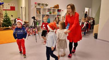 Gwiazdor efektownie dotarł do przedszkola w Bukowcu 2022