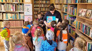 Trwa Tydzień Bibliotek. Z tej okazji przedszkolaki odwiedziły placówkę w Bukowcu i filię w Przysiersku 2023