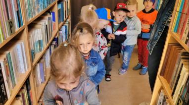 Trwa Tydzień Bibliotek. Z tej okazji przedszkolaki odwiedziły placówkę w Bukowcu i filię w Przysiersku 2023