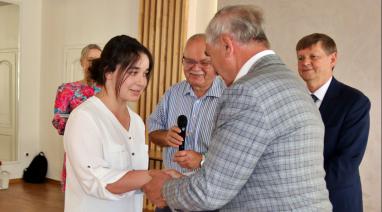 Wyróżnienia i nagrody dla najlepszych uczniów w gminie Bukowiec. Prezentujemy fotorelację z uroczystości 2023