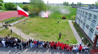 Obchody Święta Konstytucji 3 Maja. Tak świętowała społeczność szkoły w Różannie 2025