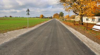 Wygodniej z Kawęcina do Bramki. Dywanik asfaltowy na kolejnej drodze gminnej 2025 Wygodniej z Kawęcina do Bramki. Dywanik asfaltowy na kolejnej drodze gminnej 2025