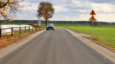 Wygodniej z Kawęcina do Bramki. Dywanik asfaltowy na kolejnej drodze gminnej 2025 Wygodniej z Kawęcina do Bramki. Dywanik asfaltowy na kolejnej drodze gminnej 2025