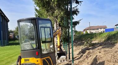 Nowe ogrodzenie boiska w Przysiersku. Gmina Bukowiec z dofinansowaniem na modernizację 2026